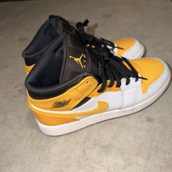 Nike Air Jordan 1 Mid GS Sneakers University Gold Size 7Y