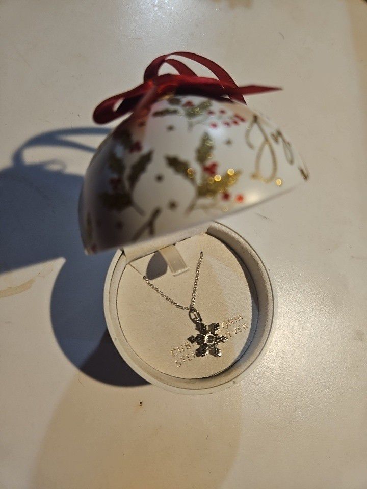 Ornament Box with Cubic Zirconia Snowflake 18 Pendant Necklace