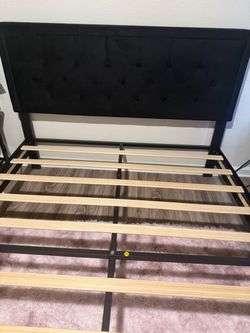 Queen bed Velvet black