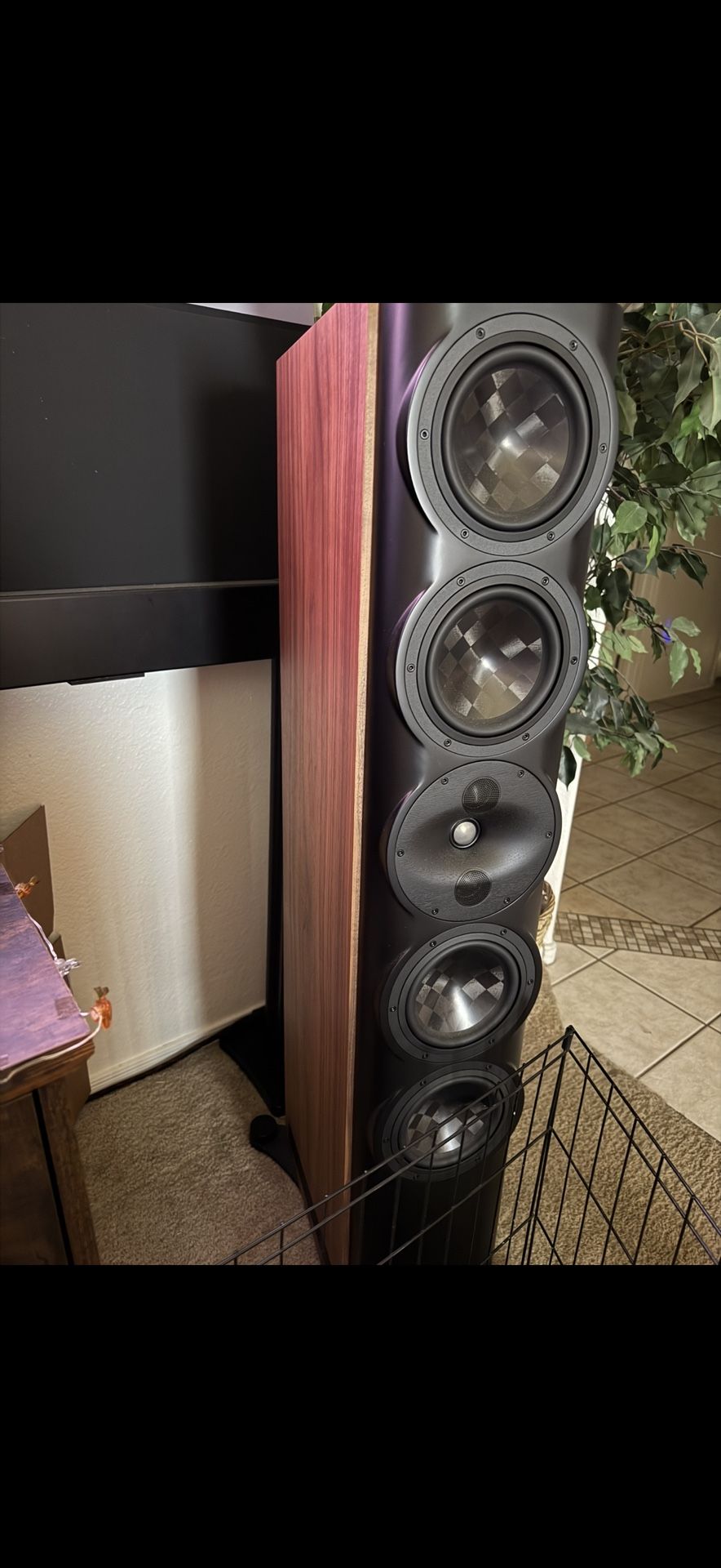 Perlisten S7T Walnut S7C Gloss Black Speakers Primare A35.2 Amplifier