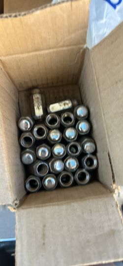 24 piece chrome lug nuts