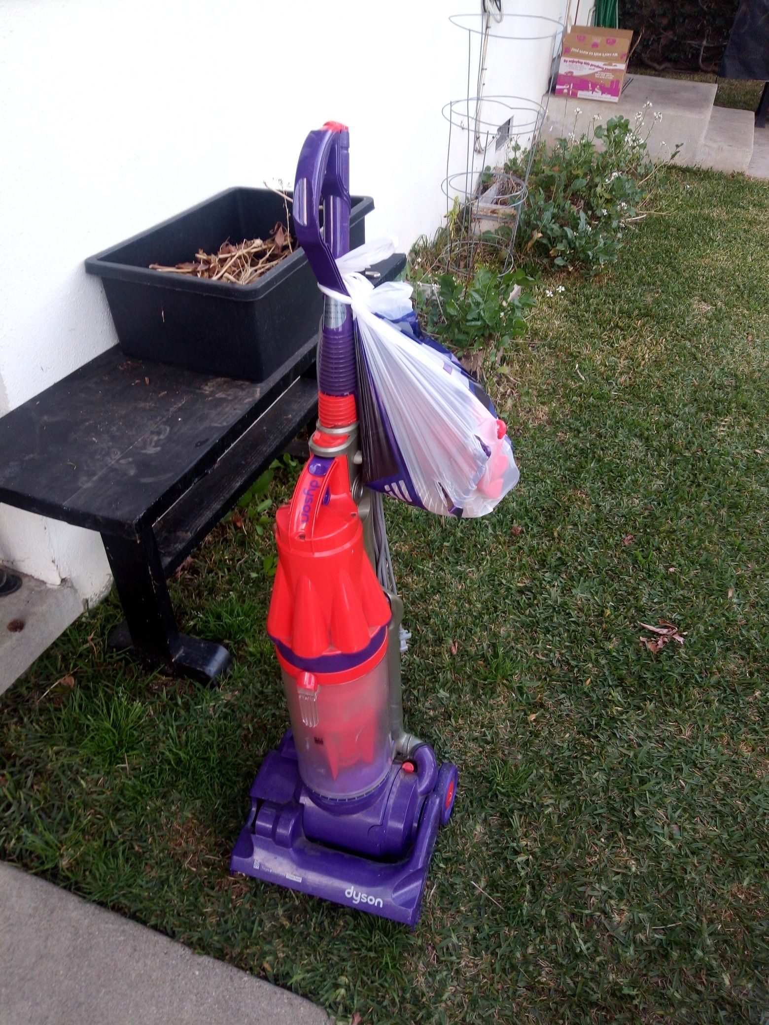 Dyson vacuum dc 07 animal working for parts 5 dollars