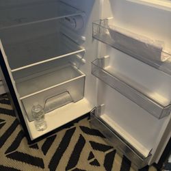NEW Vissani Compact Mini Refrigerator