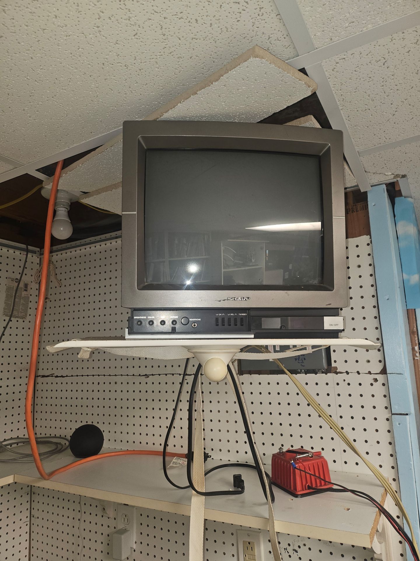 Sharp 14 in tv w swivel wall mount