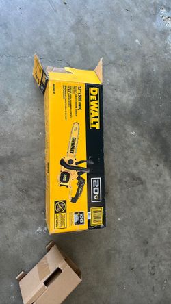 DEWALT 12” chainsaw comes with two batteries