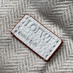 The cuboid shape and precise cutting technology create Puzzle's unique geometric lines.