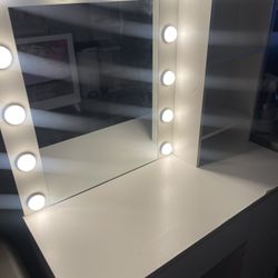 Make Up Vanity With Lights 