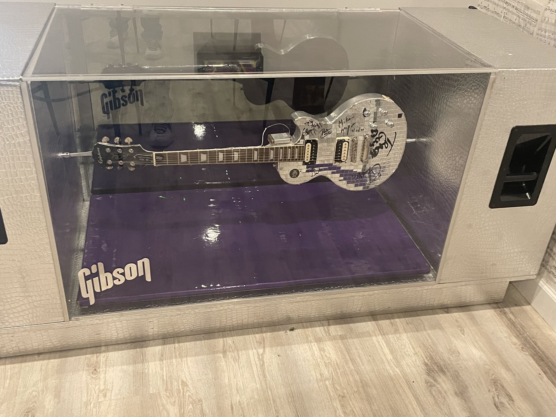 Rotating Electric Guitar Display Case
