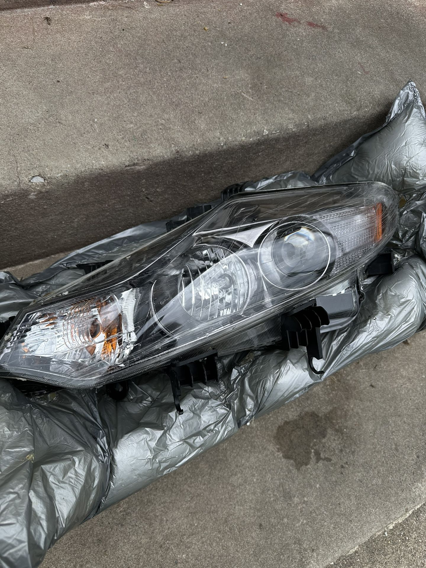 09 Nissan Murano Halogen Headlight Assembly (Driver’s Side)