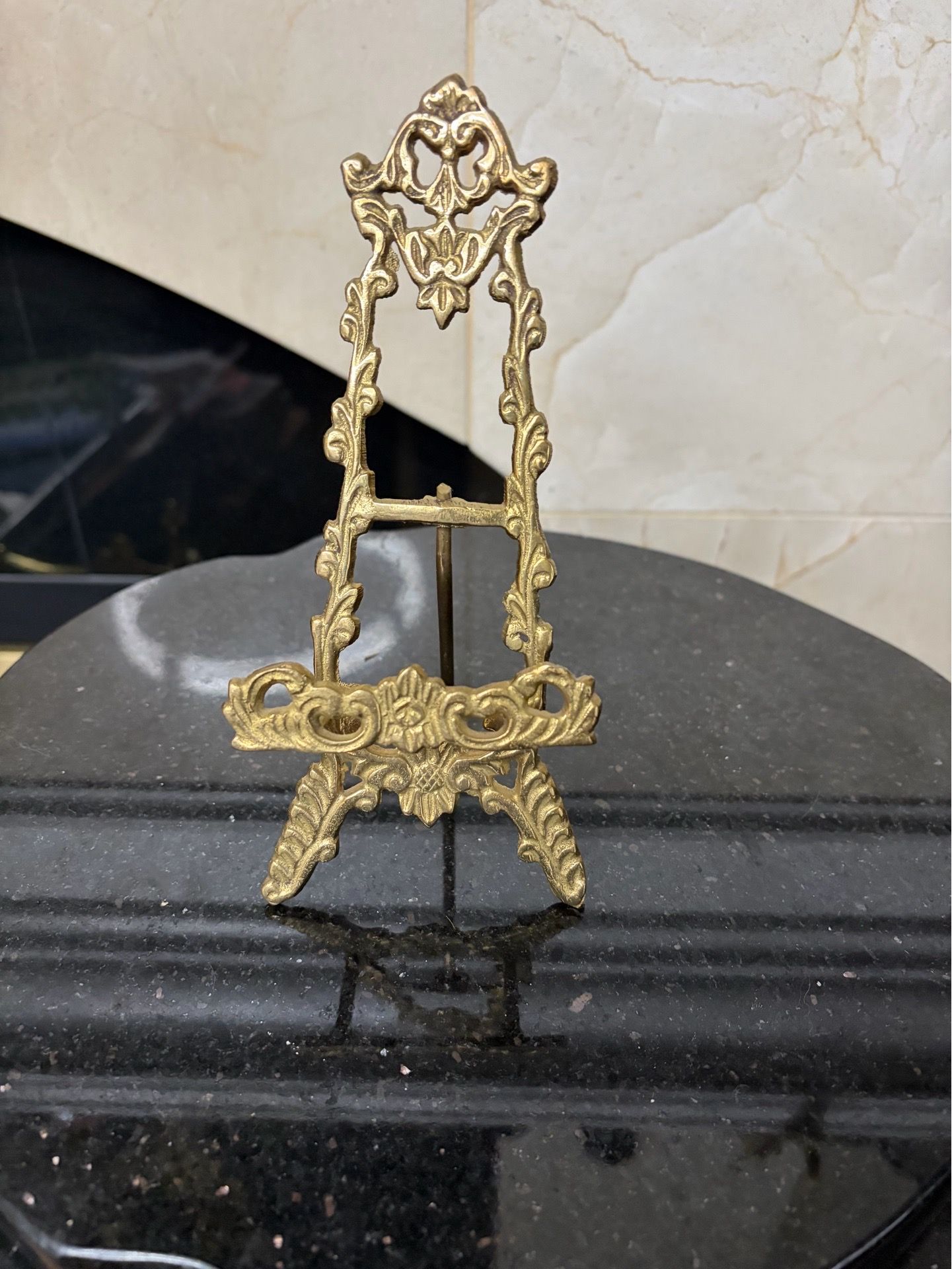 Vintage ornate tabletop easel 8 1/2”