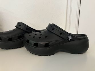 Black Crocs, Size 7