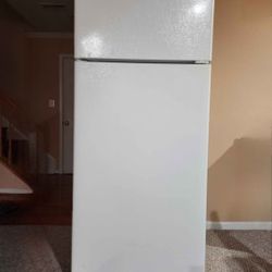 Hotpoint - 17.5 Cu. Ft. Top-Freezer Refrigerator with LED Interior Lighting - White