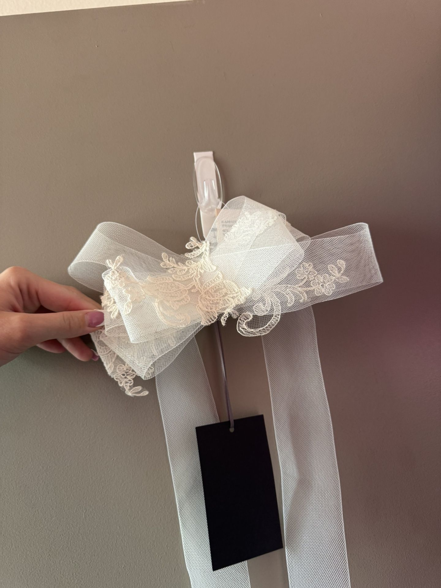Off white/cream Wedding Dress Bow WHITE By Vera Wang