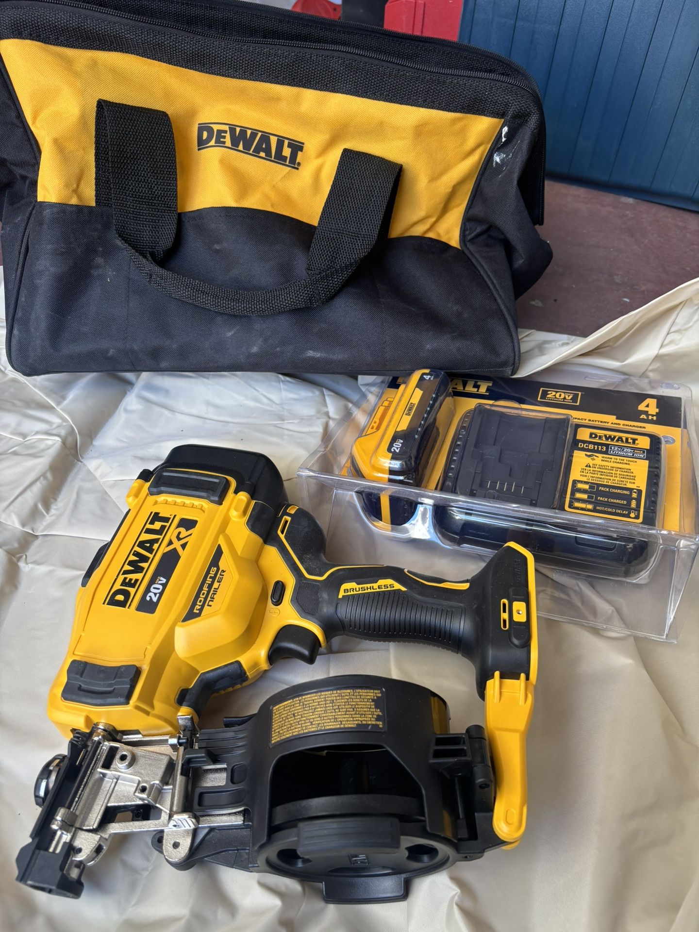 DEWALT 20V MAX Lithium-lon 15-Degree Cordless Roofing Nailer Kit with 4.0Ah Battery Pack, 4.0Ah Battery Pack, Charger and Bag