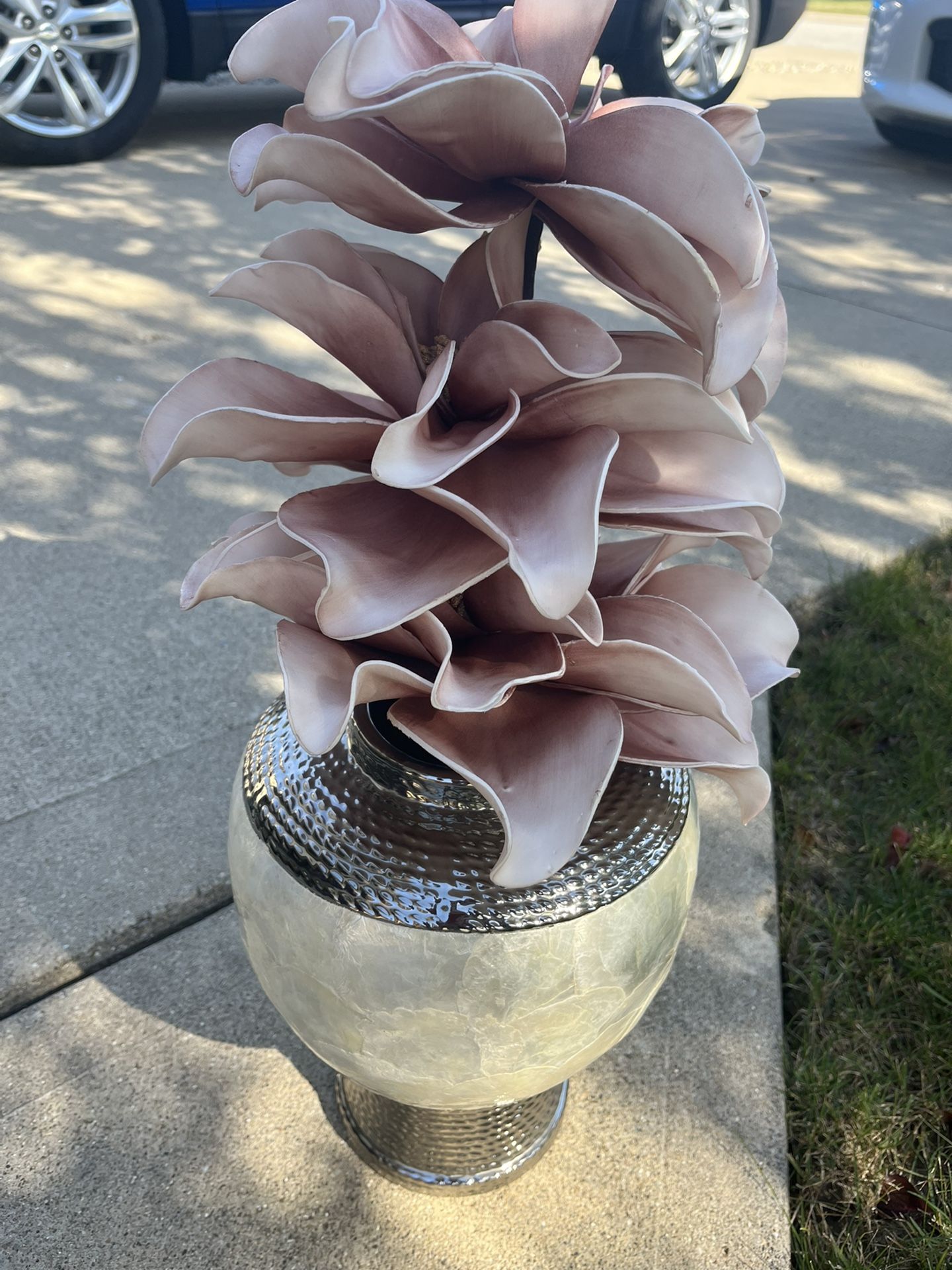 Beautiful Ceramic Vase W/Spring Flower