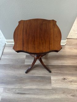 Antique pedestal table. Perfect condition