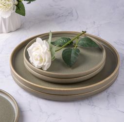 Stonewere 8 Pieces. Dinnerwere Set 