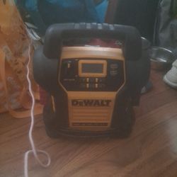 DEWALT 1600 Peak Amp Jump Starter w/ Digital Air Compressor & USB Power Bank