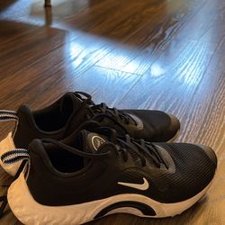 Nike Women’s In-Season 11 Sneakers (Sz7.5)