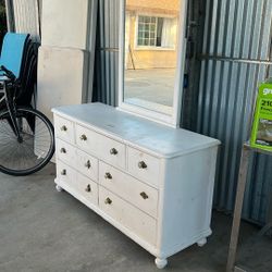 Dresser With Mirror 