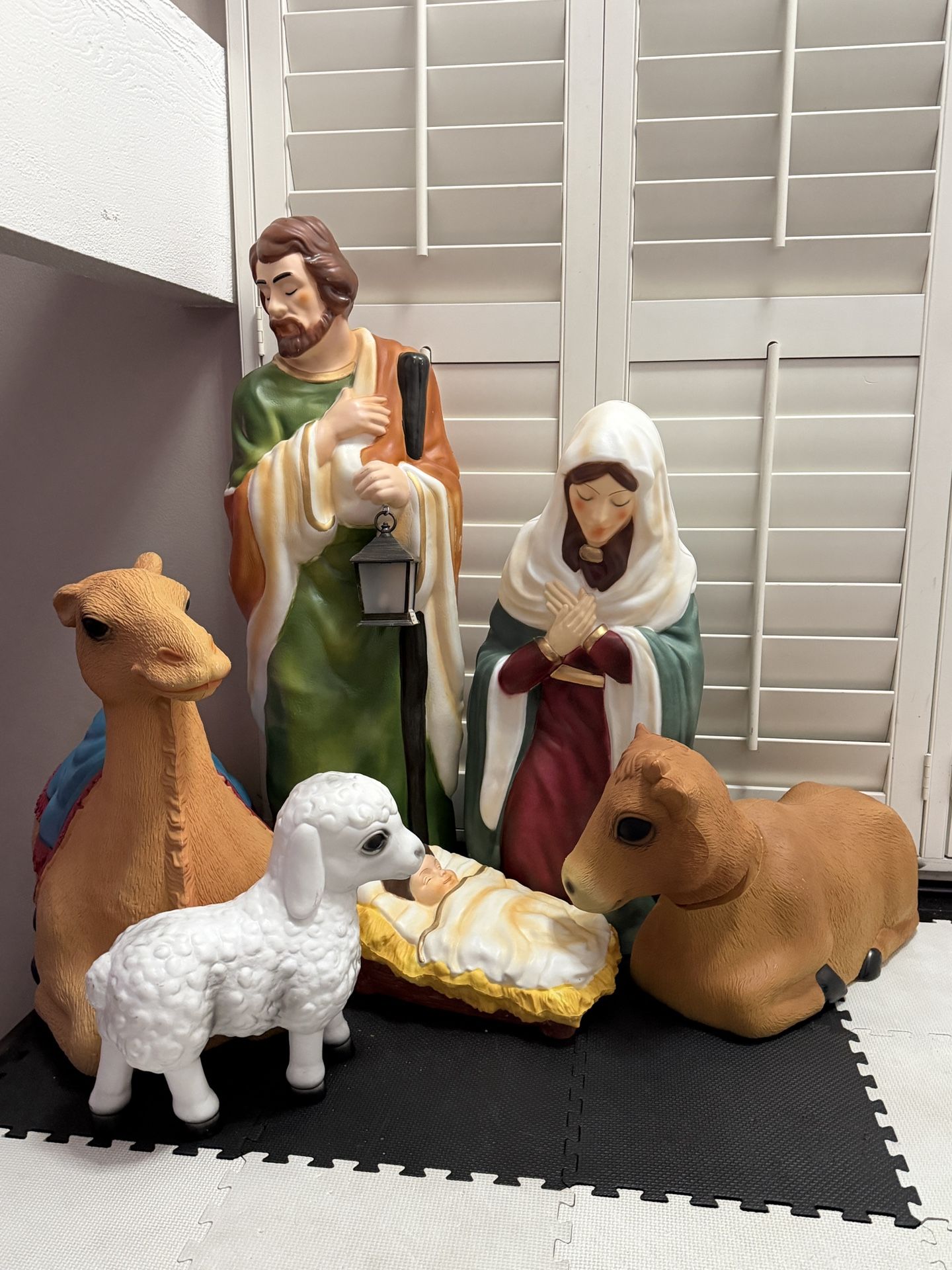 LIKE NEW 6 Piece Nativity Scene Holiday Yard Decoration
