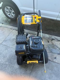 Dewalt 4400 PSI 4.0 GPM Gas Pressure Washer with 420cc Engine, Triplex Pump, Commercial Cold Water Power Washer like new