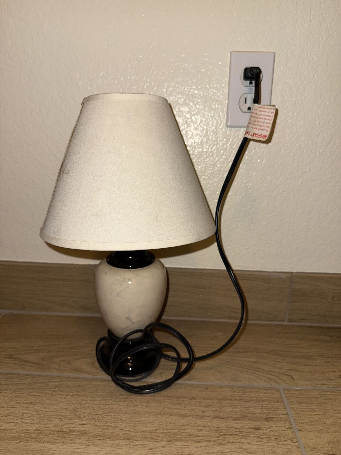 Small Marble Lamp | Pequeña lámpara de mármol
