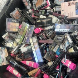 New makeup 💄 1 dollar each 