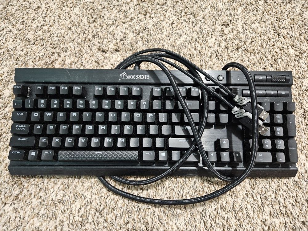 Corsair K70 Lux Cherry MX red switches
