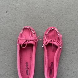 Minnetonka Size 8.5 Women’s 