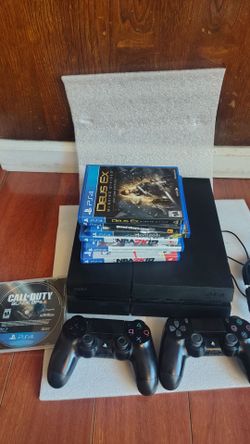 PlayStation 4 slim 500 gigs 2 controllers and games