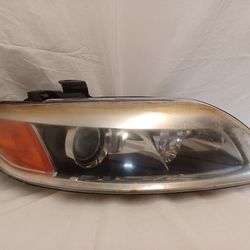 2007 Audi Q7 Passenger Side Headlight Assembly  VIN WA1EY74L67D052709 Stock # BA0418. Normsl Wear And Tear Needs buffing 