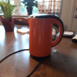 SECURA ELECTRIC TEA KETTLE $20.00. STAINLESS  STEEL INSIDE GOOD CONDITION. 
