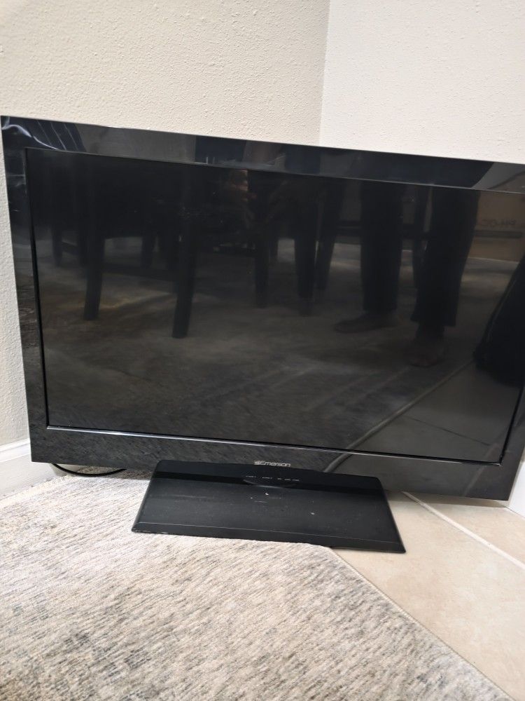 Emerson 27" x 16" TV Barely Used (Paid $100) Asking $60 obo