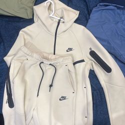 Nike Tech Yellow Set