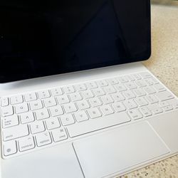 iPad Pro 11” (2nd Gen) 128GB + Magic Keyboard + Apple Pencil