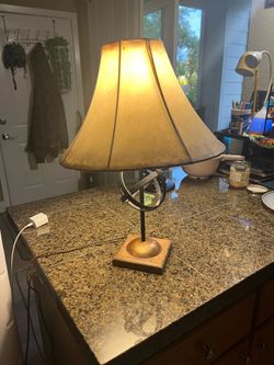 Great moving deal 2 beautiful lamps one has a charger 🔌