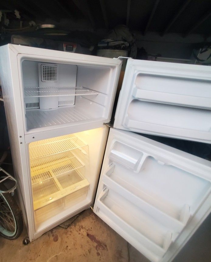 Beautiful 2-year-old Apartment Size Refrigerator