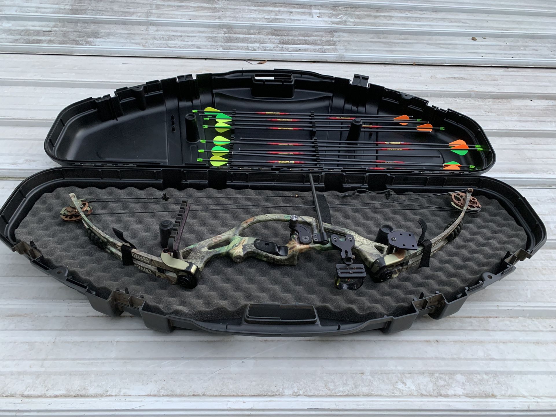 Reflex Grizzly Compound Bow With Arrows And Case