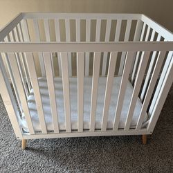 Delta Children Essex Convertible Mini Baby Crib with 2.75-Inch Mattres