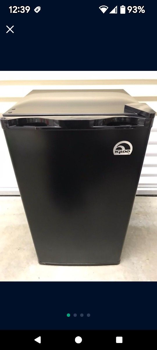 Mini Fridge Igloo Black $50 Clean And Cold