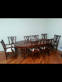 Antique Mahogany table with 8 chairs and leaf, already disassembled and ready for Pu.