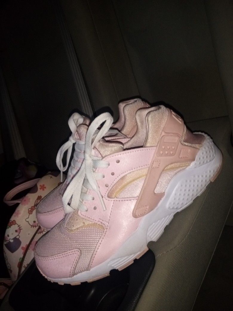 Size 5 Nike Hurraches