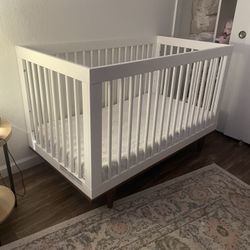 White Crib With Wood Bottom And Legs
