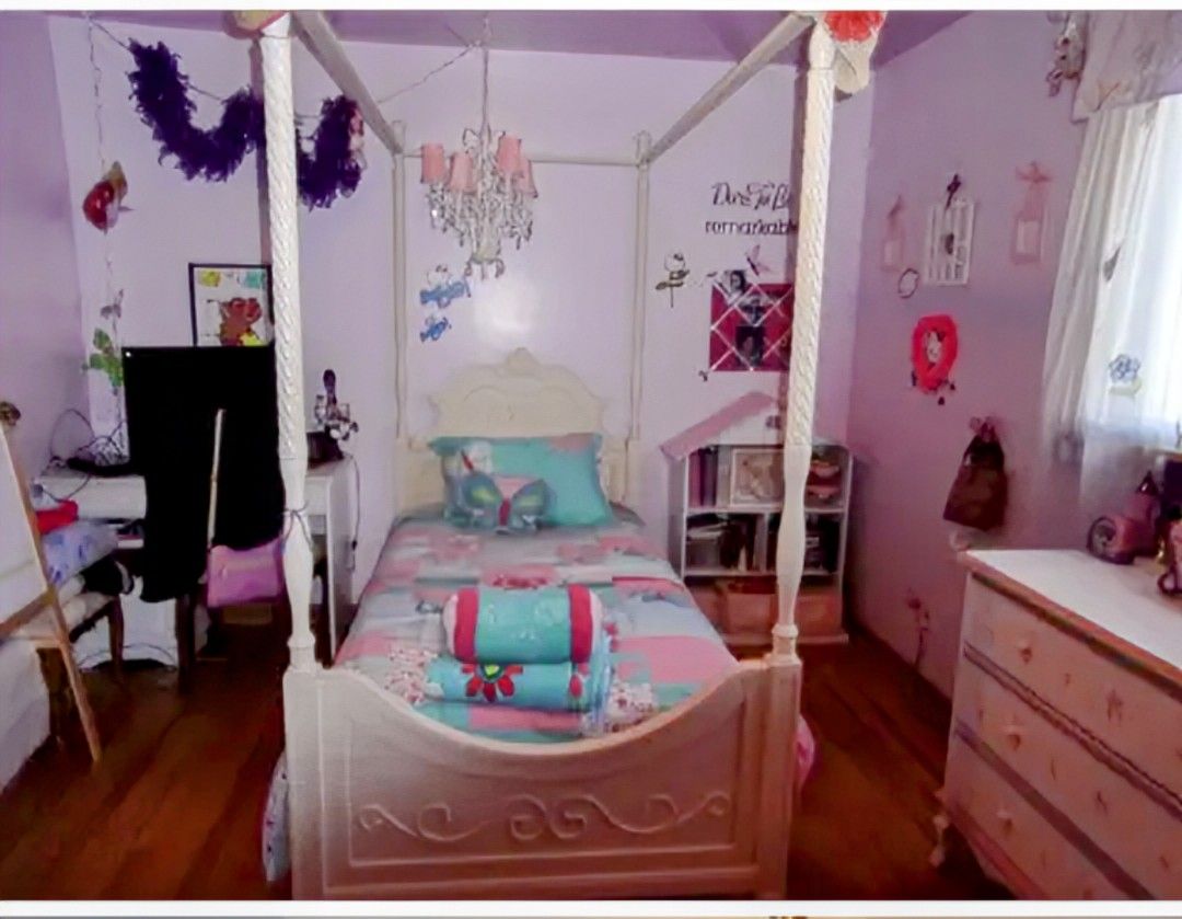 Girls Canopy Bed With Dollhouse