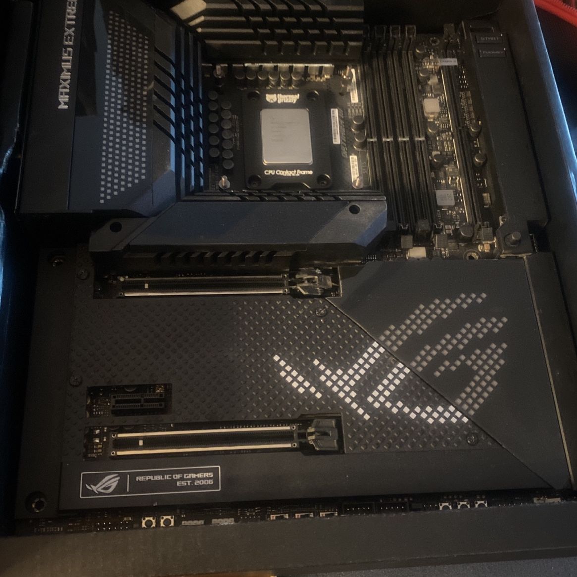 Asus ROG Z690 Maximus Extreme EATX /w 14900k Intel Processor 