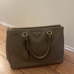 Prada Saffiano Double Zip lux — Large 