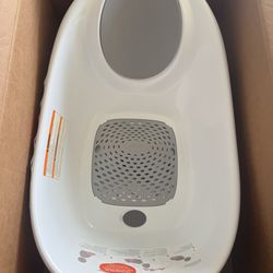 Selling our Boon SOAK 3-Stage Bathtub in excellent condition!  ✔️ Adjustable bump that grows with baby (newborn to toddler) ✔️ Non-slip foam backrest 
