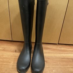 Size 7 Women's Black Rainboots Zipper in Back with Clasp Style 17967