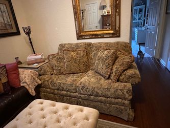 Traditional Floral Loveseat (Clayton Marcus lazy boy hand crafted) with Accent Pillows – Very Good Condition